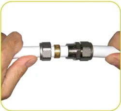insertion embout d'un raccord multicouche à compression